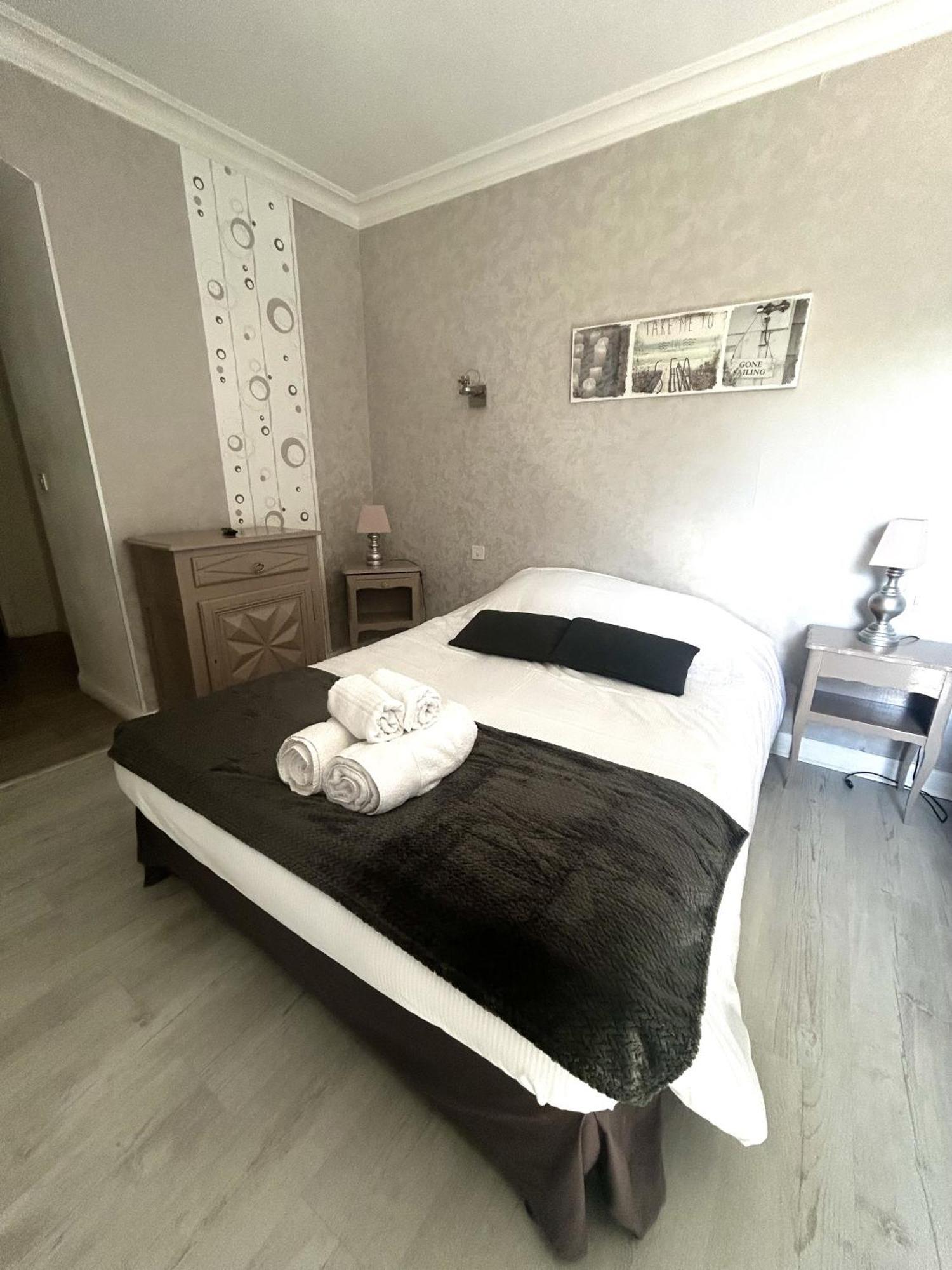 Hôtel Central Chaunay Quarto foto
